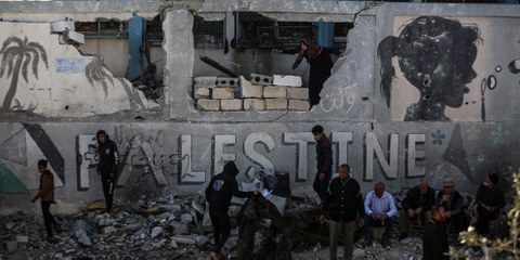 Die israelischen Militäroperationen im Gazastreifen gehen weiter, und mit ihnen die Zerstörung ziviler Infrastruktur, wie bei diesem Angriff auf das Flüchtlingslager Nuseirat am 6. Mai.  © Ali Jadallah/Anadolu via Getty Images