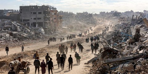 Grosse Teile der Zivilbevölkerung in Gaza wurden mehrfach vertrieben. Die Menschen, die sich im Stich gelassen fühlen und dagegen protestieren, riskieren Repressalien durch die Hamas. © Omar al-Qattaa/AFP via Getty Images