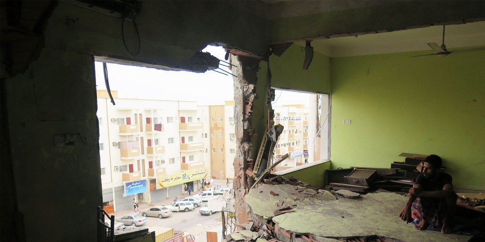 Bei den Bodenkämpfen zwischen Huthi-Rebellen und Anti-Huthi-Gruppen geraten oft auch Privatwohnungen ins Schussfeld - hier die Wohnung der Familie Saleh in Aden nach einem Raketenangriff von Huthi/Saleh-Loyalisten  © Amnesty International