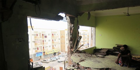Bei den Bodenkämpfen zwischen Huthi-Rebellen und Anti-Huthi-Gruppen geraten oft auch Privatwohnungen ins Schussfeld - hier die Wohnung der Familie Saleh in Aden nach einem Raketenangriff von Huthi/Saleh-Loyalisten  © Amnesty International