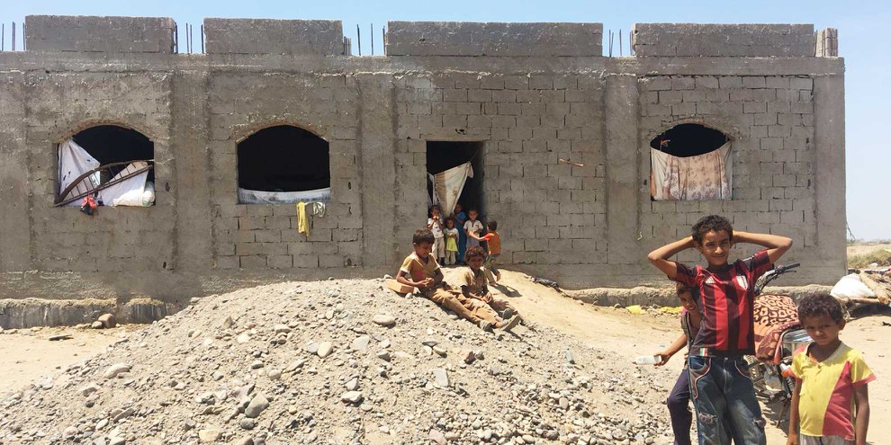 In Gawa'la am Stadtrand von Aden spielen die Kinder ausserhalb eines halbgebauten Gebäudes, in welchem sieben Familien mit mehr als 20 Kindern leben. Sie gehören zu den kürzlich aus dem Hodeidah-Gebiet Vertriebenen. Die Uno schätzt, dass zwischen Dezember 2017 und Mai 2018 mehr als 100'000 Menschen in der Boden- und Luftoffensive vertrieben wurden © Amnesty International