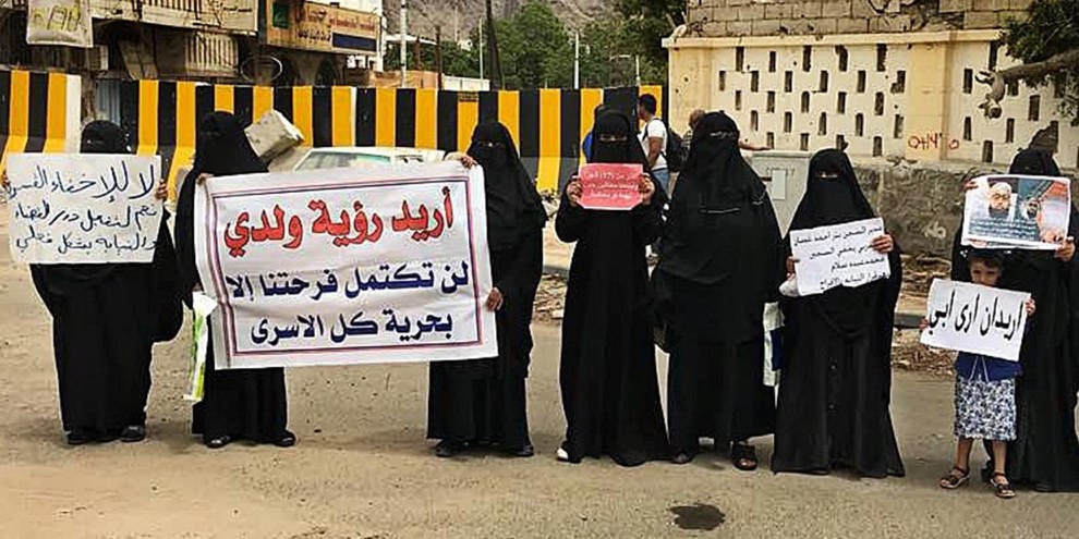 Familienangehörige protestieren gegen die willkürlichen Inhaftierungen vor dem Präsidentenpalast in Aden, Juni 2018 © zvg