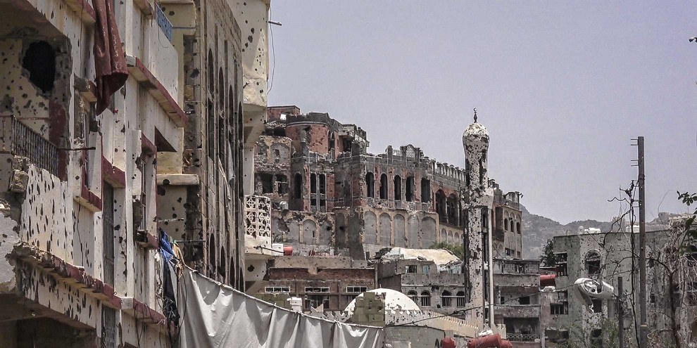 Zerstörte Moschee und schwer beschossenes Stadtquartier in Taiz, August 2018. © Anasalhadj / shutterstock.com