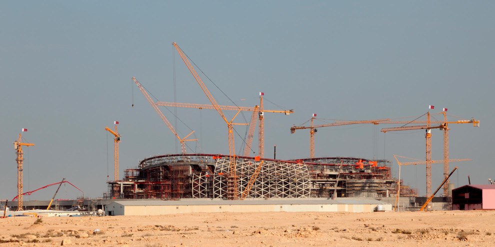 Für die Fussball-WM wurden und werden in Katar unzählige Stadien, Hotelanlagen, Strassen etc. gebaut – auf Kosten der Wanderarbeitenden. © Philip Lange / Shutterstock.com