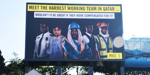 Plakatwand in Katars Hauptstadt Kathmandu, woher viele Arbeitsmigrant*innen stammen, die in Katar nicht oder nicht ausreichend entschädigt wurden. ©  NagarLachhu