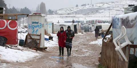 Zwei syrische Frauenflüchtlinge in einem Flüchtlingslager im Bekaa-Tal im Libanon, Januar 2016. © REUTERS/Jamal Saidi