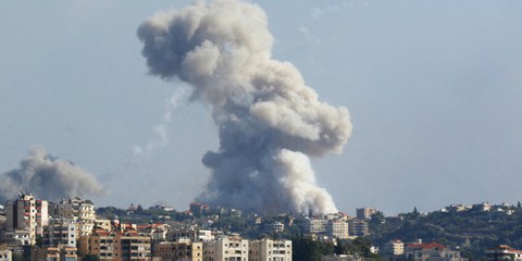 Rauch steigt am 23. September 2024 aus einem von israelischem Granatenbeschuss betroffenen Ort im Südlibanon auf. © MAHMOUD ZAYYAT/AFP/Getty Images