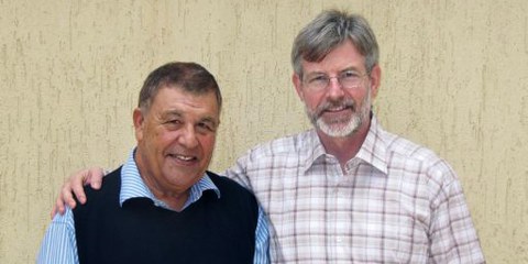 Rachid Hamdani und Max Göldi haben dieses Foto im Dezember 2009 in der Schweizer Botschaft aufgenommen. Sie wollten damit allen Menschen danken, die ihnen eine Solidaritäts-Botschaft nach Tripolis geschickt hatten. © Privat