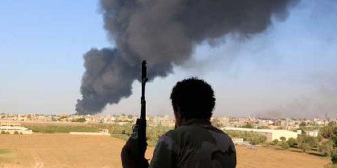 Ein Kämpfer der  Zintan-Brigaden beobachtet Raketeneinschläge in Tripolis. © REUTERS/Hani Amara 