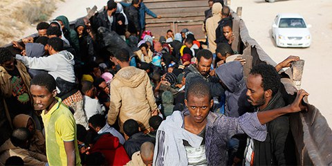 Afrikanische Migranten auf dem Weg in ein Gefängnis in Zawiya, Juni 2014 © Reuters