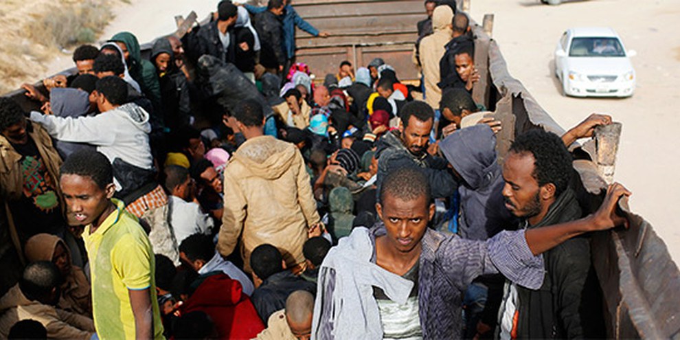Afrikanische Migranten auf dem Weg in ein Gefängnis in Zawiya, Juni 2014 © Reuters