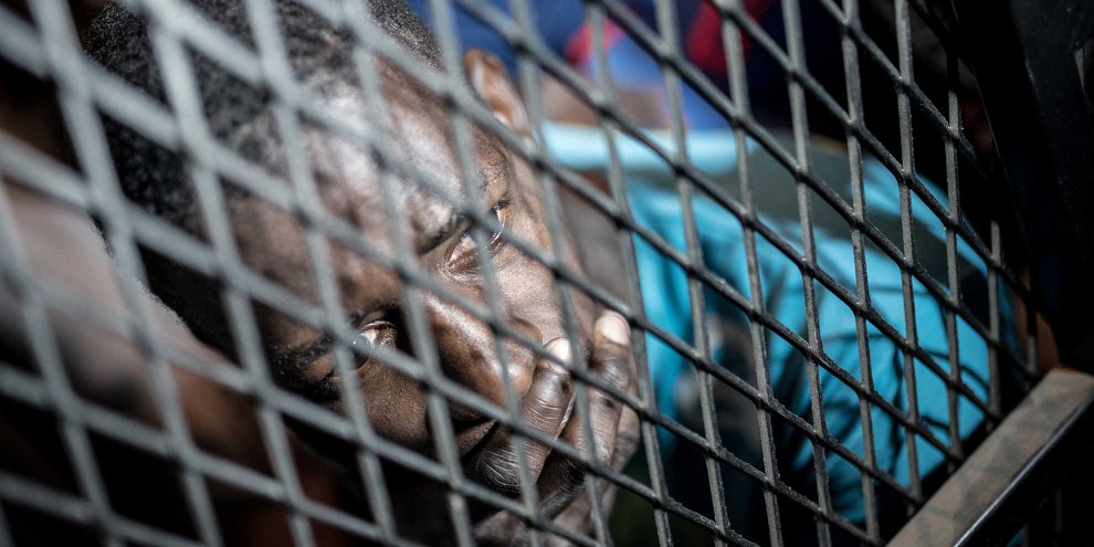Flüchtlinge werden in Haftzentren eingesperrt, in welchen sie unter unsäglichen Bedingungen monatelang ausharren müssen. © TAHA JAWASHI