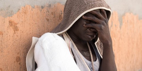 Ein Flüchtling weint, nachdem er von der italienischen Einwanderungspolizei angehalten wurde.  © Taha Jawashi