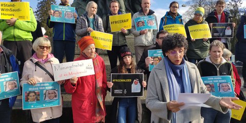 Menschenrechtsaktivistinnen und -aktivisten gedenken in Bern der saudischen Gewissensgefangenen Raif Badawi und Waleed Abu al-Khair, die sich im Hungerstreik befinden. © Amnesty International