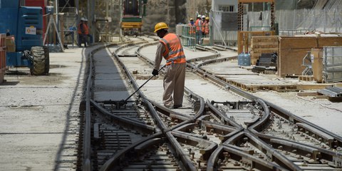 Jahrzehnt der Ausbeutung beim Bau der Metro in Riad Illegale Gebühren für die Vermittlung einer Anstellung, lange Arbeitszeiten unter gefährlichen Bedingungen, diskriminierende Löhne – die Arbeitsbedingungen der Arbeiter der U-Bahn von Riad sind offensichtlich missbräuchlich. © AHMED FARWAN/AFP/Getty Images