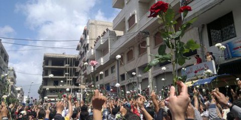 Menschen bei einer friedlichen Protestkundgebung in Baniyas, Syrien, am 6. Mai 2011. © Syria-Frames-Of-Freedom