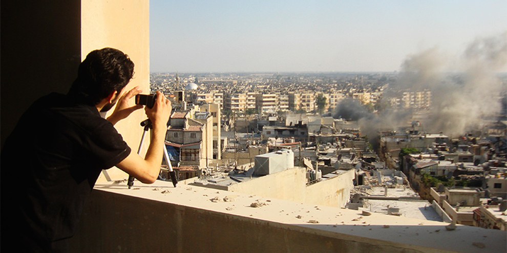 Ein Aktivist fotografiert in Homs, 24. Juli 2012 © REUTERS/Shaam News Network/Handout
