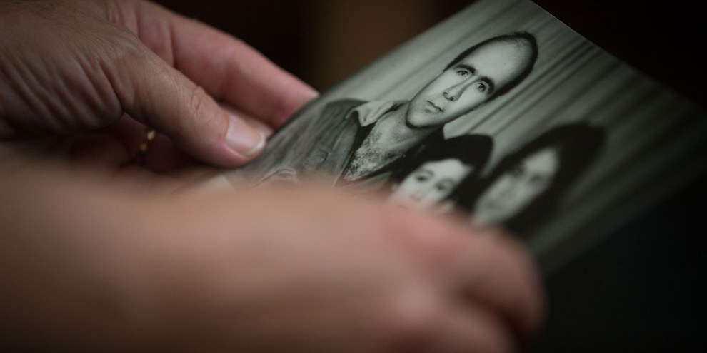 Die Frau eines 2013 verschwundenen Aktivisten hält ein Familienfoto in ihren Händen © Amnesty International - Mark Esplin