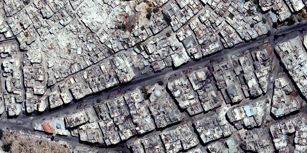 Eines der Satellitenbilder, das die immense Zerstörung in Aleppo zeigt. © DigitalGlobe 2016 — Weitere Fotos bei Klick aufs Bild.