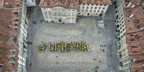 Zeichen gegen die Gewalt an der Zivilbevölkerung und gegen das Vergessen: #WithSyria. © Amnesty International / Philippe Lionnet