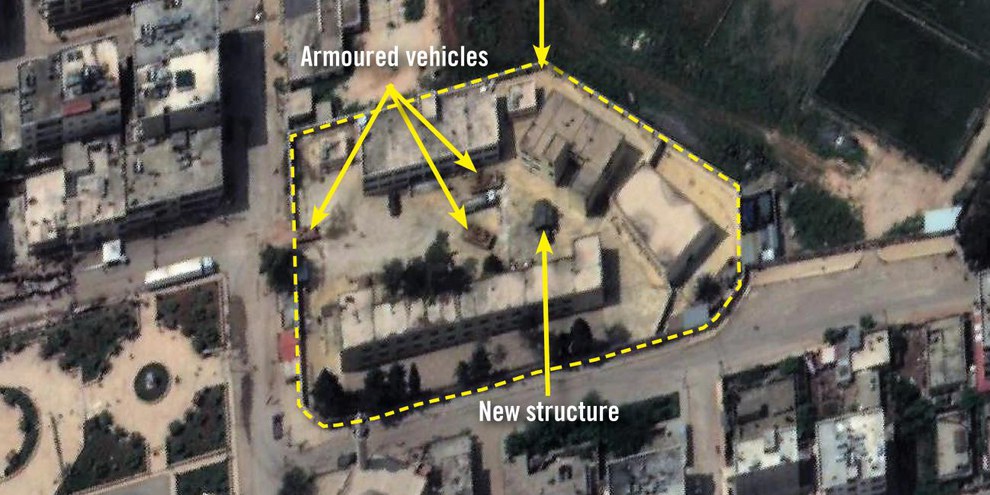 Dieses Satellitenbild zeigt die Amir Ghabari-Schule in Afrin, die gemäss ehemaligen Lehrern den türkischen Truppen und verbündeten Milizen als Stützpunkt dient. © 2018 Digital Globe, Inc.