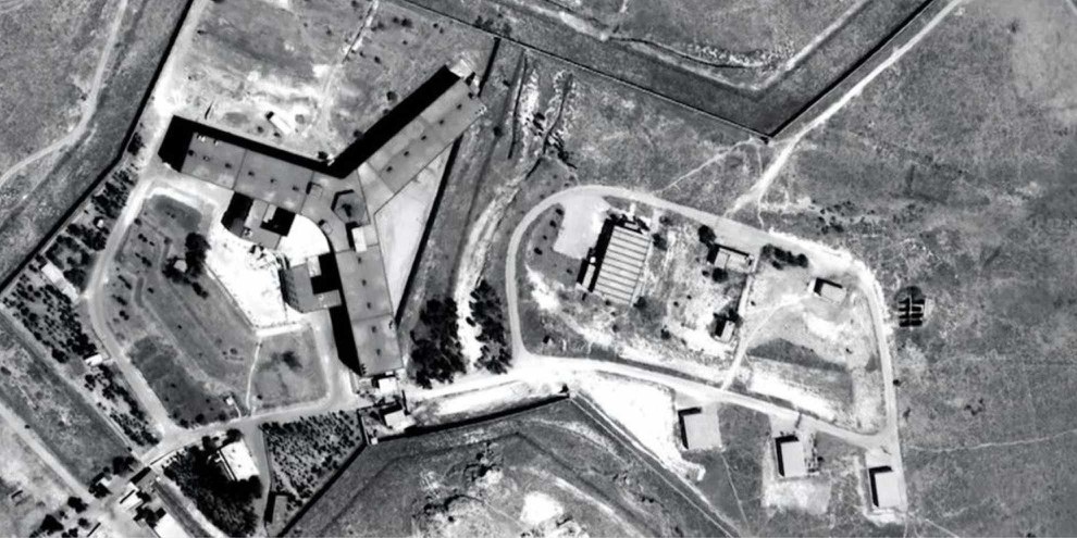 Das Militärgefängnis Saydnaya liegt 30 Kilometer nördlich von Damaskus. Das Gefängnis untersteht dem syrischen Verteidigungsministerium und wird von der Militärpolizei betrieben. Saydnaya gelangte zu trauriger Berühmtheit wegen dem Einsatz von Folter und exzessiver Gewalt nach einem Gefangenenaufstand 2008.   © Digitalglobe 2016
