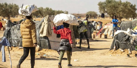 Repression gegen Menschenrechtsorganisationen erreicht kritisches Ausmass Afrikanische Migrant*innen leben in provisorischen Zelten auf einem Feld, nachdem sie in Tunesien angekommen sind. Sfax, Tunesien, 31. Januar 2024 © IMAGO / Anadolu Agency