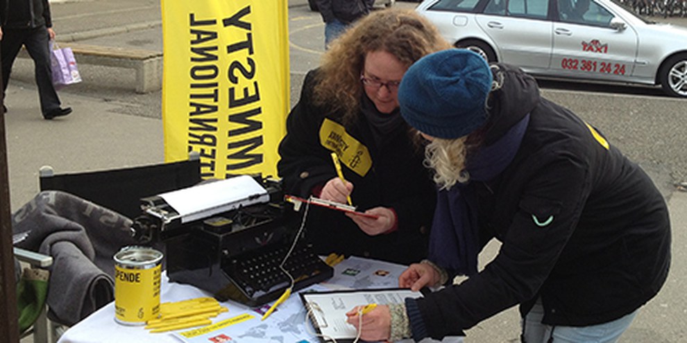 Unterschreiben für die Menschenrechte: Amnesty-Strassenstand in Biel. © Amnesty International