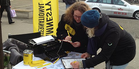 Unterschreiben für die Menschenrechte: Amnesty-Strassenstand in Biel. © Amnesty International