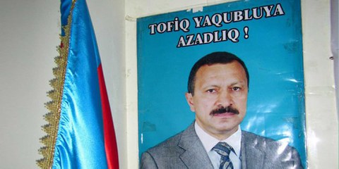 Das Plakat zeigt Tofig Yagublu. Auf dem Plakat steht: «Freiheit für Tofig Yagublu» © Amnesty International