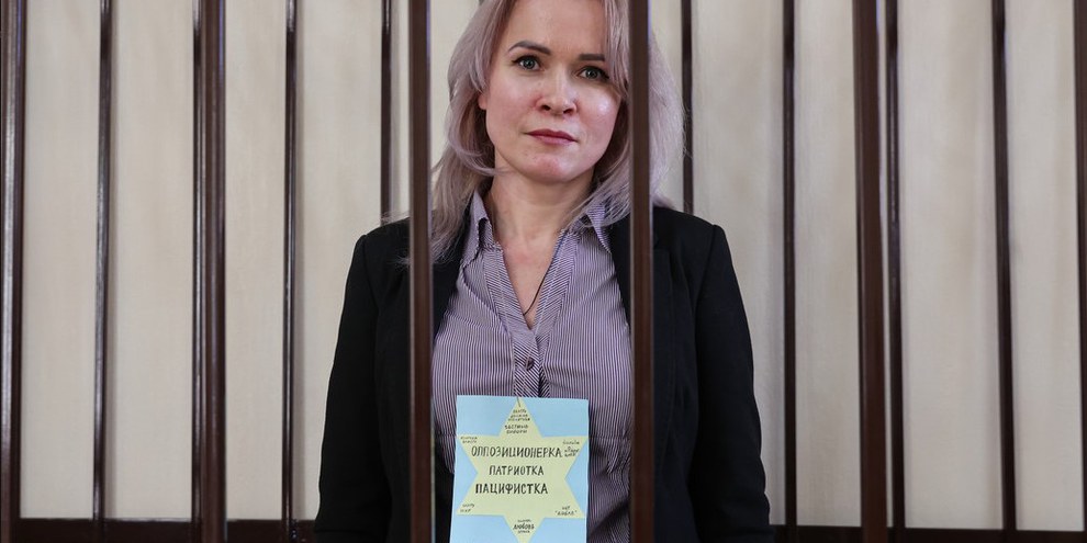 Die russische Aktivistin und Journalistin Maria Ponomarenko vor Gericht. Sie trägt einen gelben Stern mit der Aufschrift: "Oppositionistin, Patriotin, Pazifistin" © Yulia Morozova / SOTA