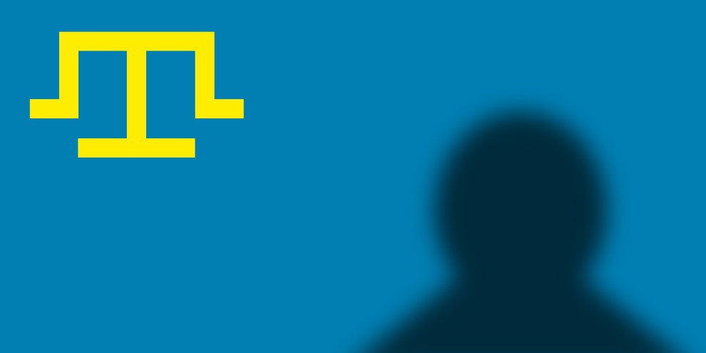 Im Hintergrund: Darstellung der krimtatarischen Flagge (blaue Flagge mit goldenem Temga (Volkszeichen)) / Schatten-Portrait: symbolisch für Tofik Abdulgaziev, da kein Foto verfügbar © Amnesty Schweiz