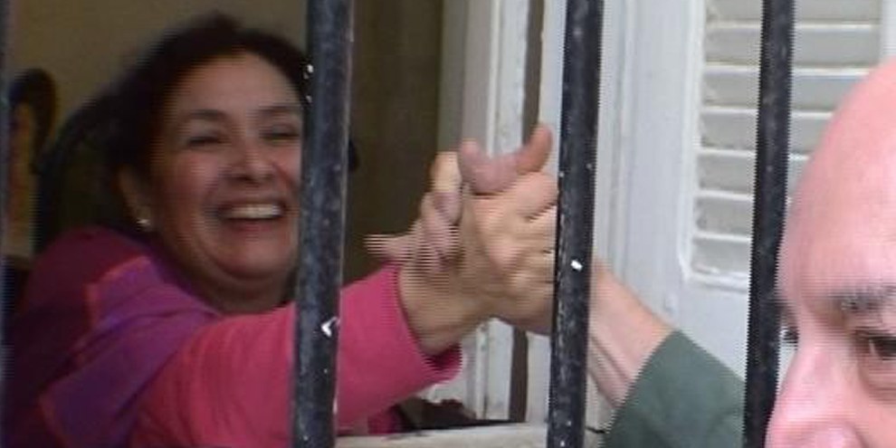 Archivbild aus dem Jahr 2005 (Ein Delegierter von Amnesty International begrüsst Sihem Bensedrine vom CNLT am 17. November 2005, nachdem der Delegation von Amnesty International der Zutritt zum Büro des CNLT verweigert worden war.) © Amnesty International