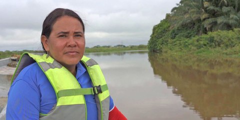 Video auf Spanisch, mit englischen Untertiteln (Dauer: 8 Minuten) / Yuly Velásquez, Präsidentin von FEDEPESAN trägt unter ihrer Schwimweste und den Kleidern eine schusssichere Weste, wenn sie unterwegs ist. Sie lebt mit der ständigen Angst auf weitere Anschläge gegen sie, gegen ihre Angehörigen oder gegen Mitglieder der Organisation © Amnesty International