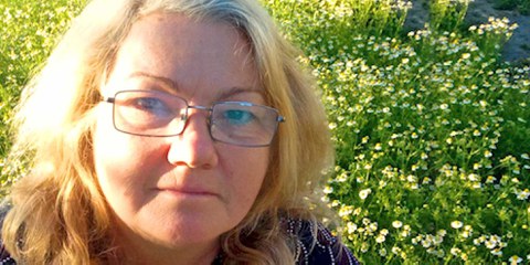 «Heute werde ich Rosen pflanzen. Wir werden nicht über den Krieg reden. Wir werden Rosen pflanzen. Wissen Sie, eines Tages wird der Krieg enden, aber die Rosen werden immer bei uns bleiben.» (Olha Baranevska) / Das Video ist auf Englisch. Die Tochter von Olha schildert die Situation, einige Aufnahmen sind aus dem letzten Video, das Olha gepostet hat © Video: Amnety International