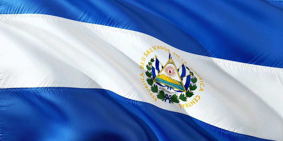 Fahne von El Salvador (bislang kein Bild von Fidel Zavala verfügbar) © pixabay