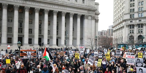 Pro-palästinensische Demonstration am 12. März 2025 in New York City vor dem Thurgood Marshall Courthouse, wo eine Anhörung zu Mahmoud Khalils Verhaftung stattfand. Khalil, ein frischgebackener Absolvent und einer der prominentesten Vertreter der öffentlichkeitswirksamen Proteste an der Universität, wurde am Wochenende trotz einer unbefristeten Aufenthaltserlaubnis von US-Einwanderungsbeamt*innen festgenommen. Demonstrant*innen in New York und Menschenrechtsgruppen äusserten ihre Empörung über die Verhaftung von Khalil, einem Anführer pro-palästinensischer Demonstrationen an der Columbia University. © CHARLY TRIBALLEAU/AFP via Getty Images