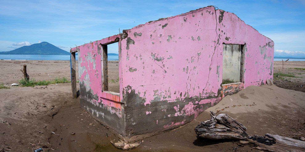 Klimawandel und andere Umweltschäden beeinträchtigen die Lebensgrundlage der Fischer im Golf von Fonseca in Honduras erheblich und verschärfen Armut und Ungleichheit. (Bild: Die Überreste eines Hauses. Punta Ratón, Honduras, Oktober 2022) © David Estrada