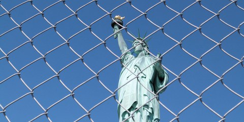 Symbolbild USA ("Freiheitsstatue hinter Gitter") © pixabay