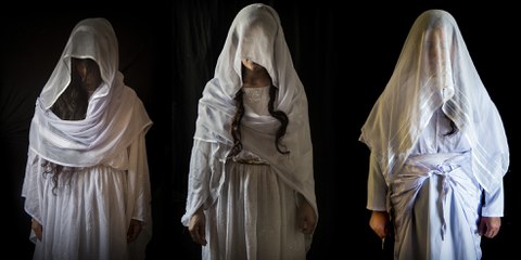 Jesidische Frauen posieren in ihren traditionellen jesidischen Hochzeitskleidern in einem Zelt. © Seivan Salim