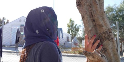 Die afghanische Journalistin Shirin (geänderter Name) erzählt, dass sie vor den Taliban geflohen sei, nachdem diese auf sie geschossen hätten. Doch auch nach ihrer Flucht fühle sie sich im griechischen Flüchtlingslager nicht sicher. © AI