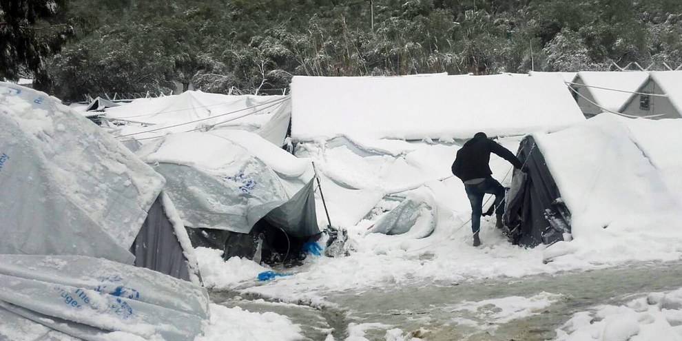 Im Flüchtlingslager Moria auf der griechischen Insel Lesbos: Viele Flüchtlinge sind in Folge des EU-Türkei-Deals hier gestrandet und müssen trotz Schenee und Kälte in Zelten ausharren. © Giorgos Kosmopoulos