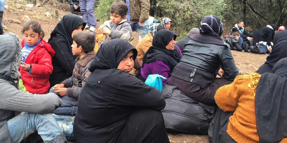 Zehntausende Syrerinnen und Syrer mussten wegen der Bombardierung Aleppos im Februar 2016 fliehen und blieben vor der türkischen Grenze stecken – darunter viele Verletzte. Nur wenigen gelang die Weiterreise nach Europa. © Amnesty International/Lindsey Snell