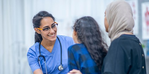 Gerade geflüchtete Frauen und Mädchen haben oft spezielle medizinische Bedürfnisse, denen nur unzulänglich entgegengekommen wird.© FatCamera / istock