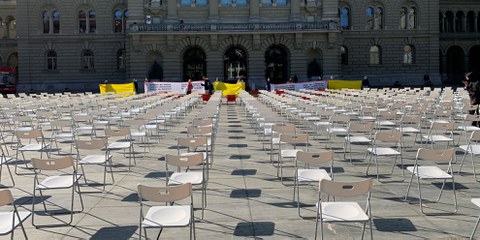 Mit einer symbolischen Protestaktion und 700 leeren Stühlen auf dem Bundesplatz haben Aktivist*innen in Erinnerung gerufen, dass die Schweizer Gesellschaft bereit ist, Geflüchtete aus Griechenland aufzunehmen. © Amnesty International Schweiz
