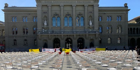 Tausende Geflüchtete stranden auf dem Weg nach Europa auf der griechischen Insel Lesbos. Amnesty Schweiz machte mit einer Aktion vor dem Bundeshaus 2021 auf deren prekäre Lage aufmerksam und forderte eine grosszügigere Aufnahme.