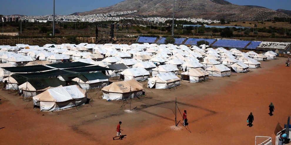 Das alte Baseball-Stadion in Elliniko, Athen. Mehr als 1000 Menschen, die meisten aus Afghanistan, leben hier unter erbärmlichen Bedingungen. © Giorgos Moutafis/AI