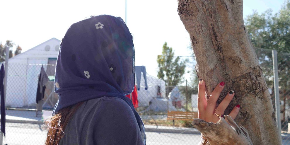 Die afghanische Journalistin Shirin (geänderter Name) erzählt, dass sie vor den Taliban geflohen sei, nachdem diese auf sie geschossen hätten. Doch auch nach ihrer Flucht fühle sie sich im griechischen Flüchtlingslager nicht sicher. © AI