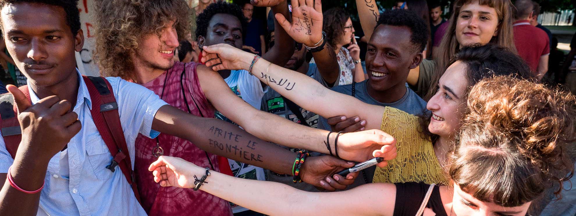 Flüchtlinge werden in Chiasso von jungen Schweizerinnen und Schweizern empfangen. © Marco Aprile / shutterstock.com