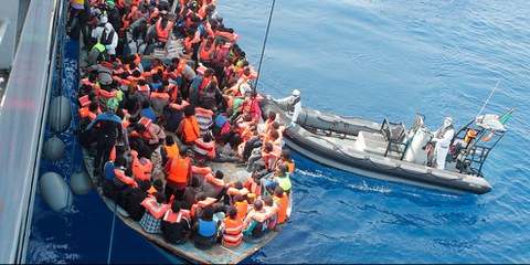 Erneut sind zahlreiche Menschen im Mittelmeer gestorben. Andere wurden nach Libyen zurückgeschickt, wo ihnen Haft droht. © Irish Defence Force / Flickr